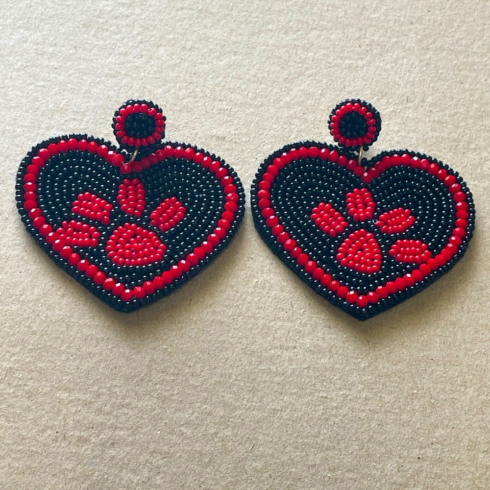 ❤️🖤Red and Black Beaded Paw Print Heart Earrings Georgia Bulldogs